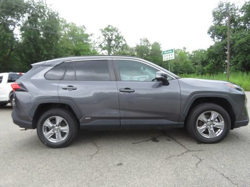 Used 2022 Toyota RAV4 XLE AWD/4WD image 4