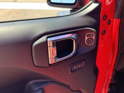 Used 2025 Jeep Wrangler Unlimited Rubicon w/ Convenience Group AWD/4WD image 10