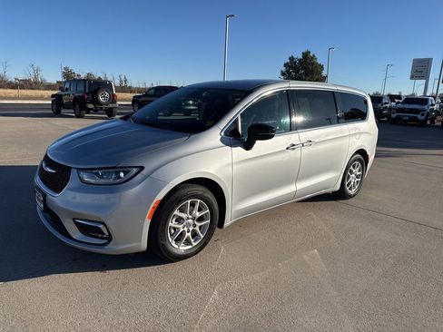 Used 2024 Chrysler Pacifica Touring-L image 1