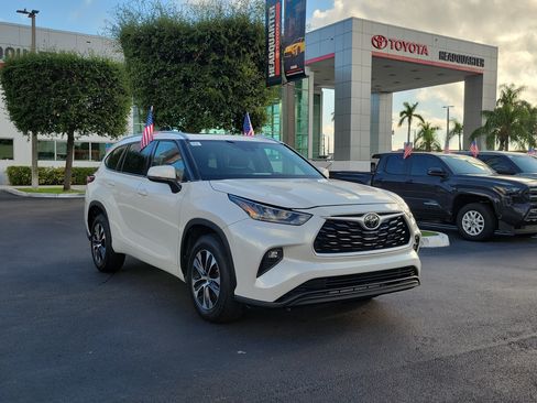 Used 2020 Toyota Highlander XLE FWD image 2