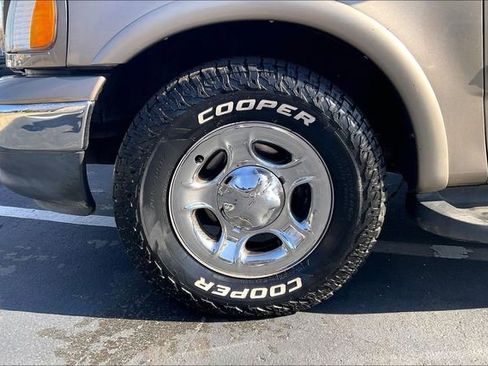 Used 2002 Ford F150 XLT image 9