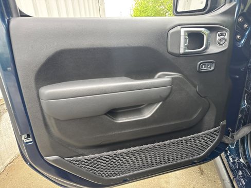 Used 2025 Jeep Gladiator Sport image 6