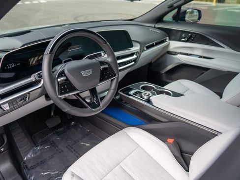 Used 2026 Cadillac Lyriq Signature Sport AWD/4WD image 4