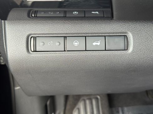 Used 2024 Nissan Pathfinder SV w/ SV Premium Package FWD image 17