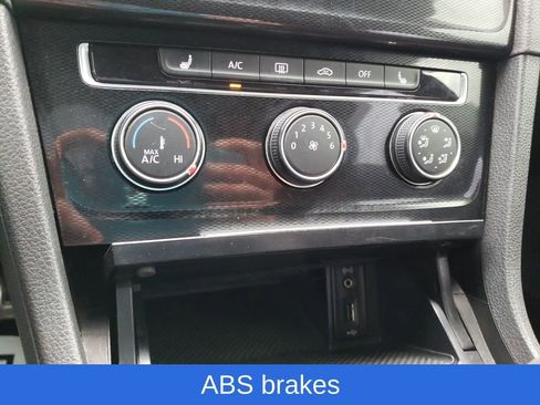 Used 2016 Volkswagen Golf S image 21