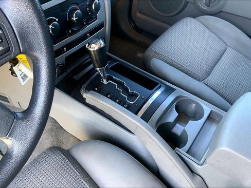 Used 2007 Jeep Commander Sport image 16