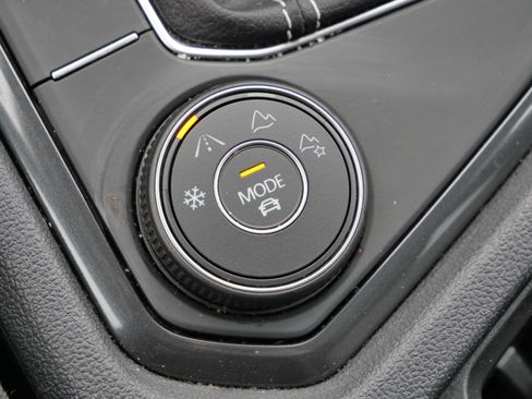 Certified 2022 Volkswagen Tiguan SE image 28