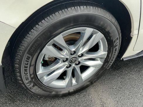 Used 2021 Toyota Sienna Limited image 5