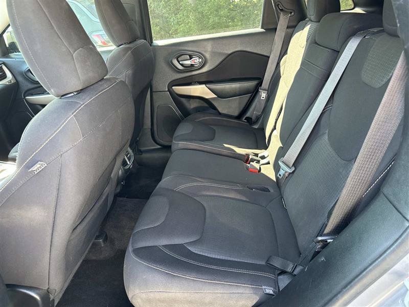 Used 2018 Jeep Cherokee Latitude w/ Comfort & Convenience Group FWD image 11
