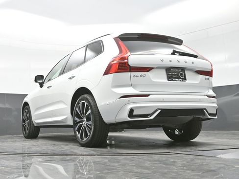 Used 2024 Volvo XC60 B5 Plus image 29