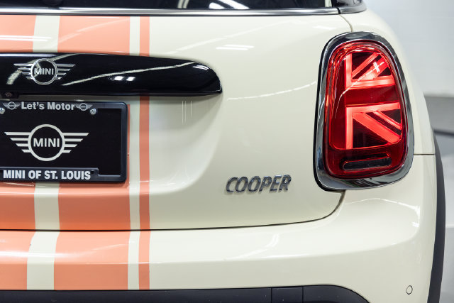 Used 2022 MINI Cooper 2-Door Hardtop FWD image 8