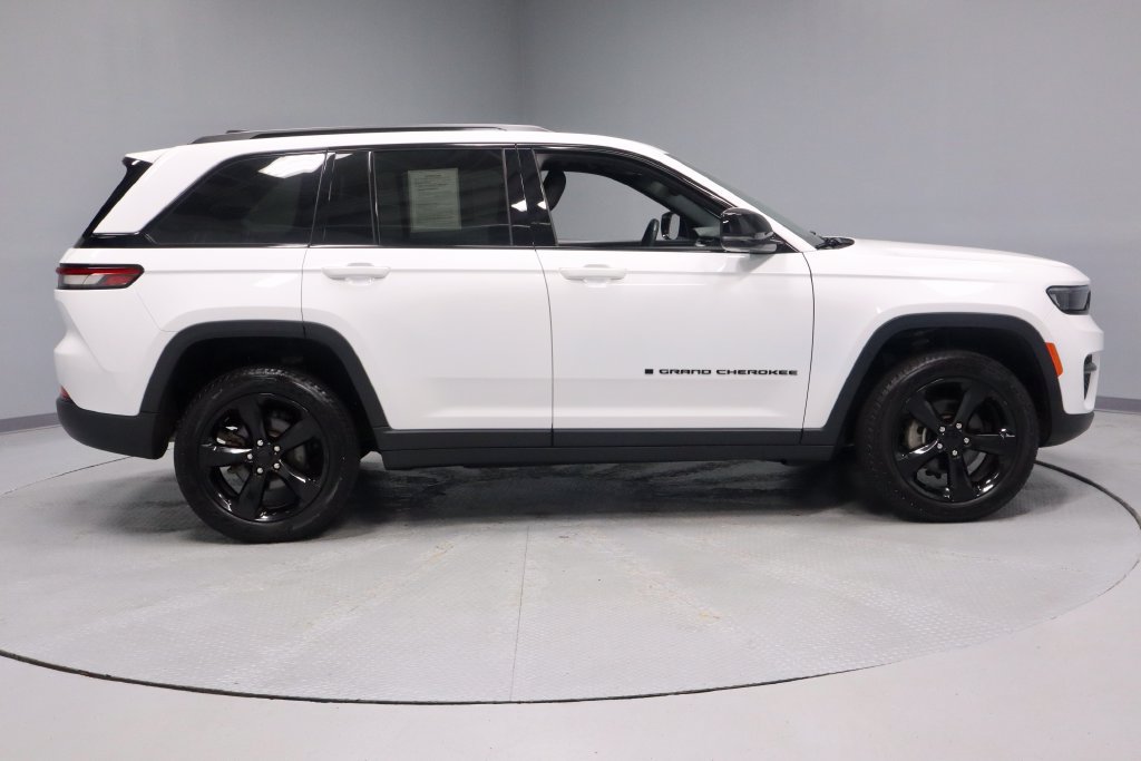 Used 2024 Jeep Grand Cherokee Altitude AWD/4WD image 12