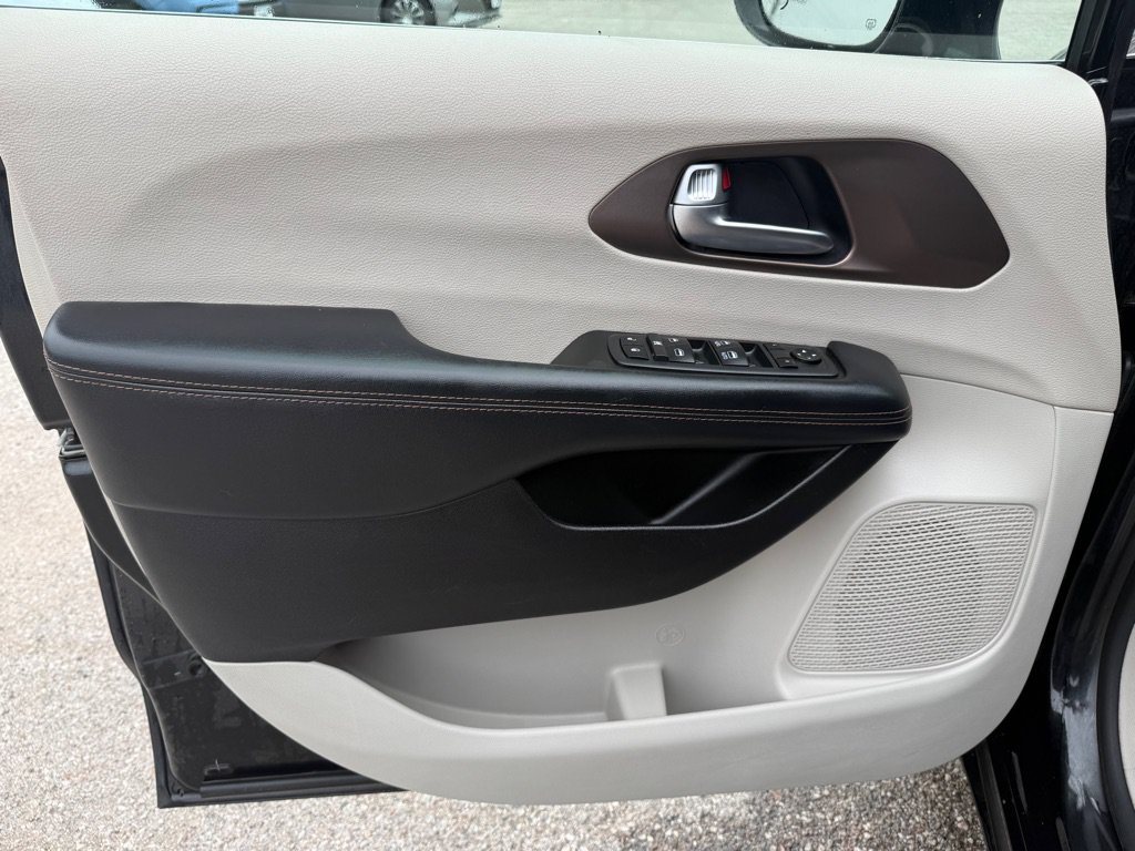 Used 2019 Chrysler Pacifica Touring-L FWD image 22