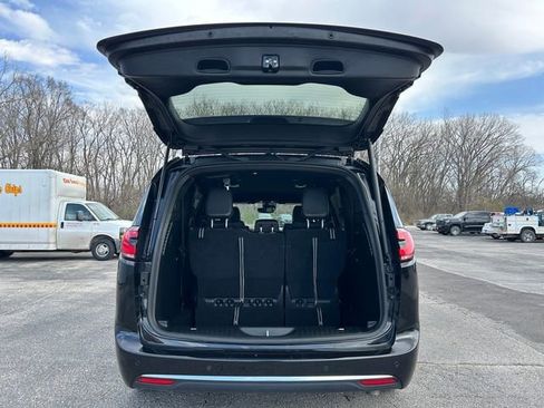 Used 2025 Chrysler Pacifica Select image 19