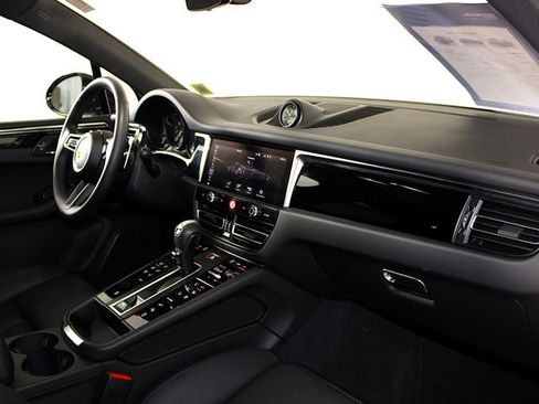 Certified 2025 Porsche Macan AWD/4WD image 27