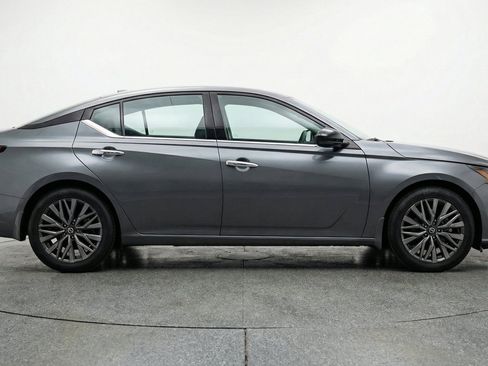Used 2025 Nissan Altima 2.5 SV FWD image 11