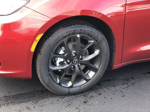 New 2026 Chrysler Pacifica Select image 10