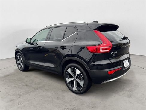 Certified 2025 Volvo XC40 B5 Core image 3