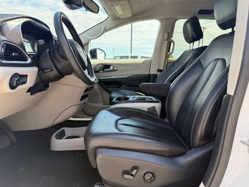 Used 2024 Chrysler Pacifica Touring-L FWD image 13