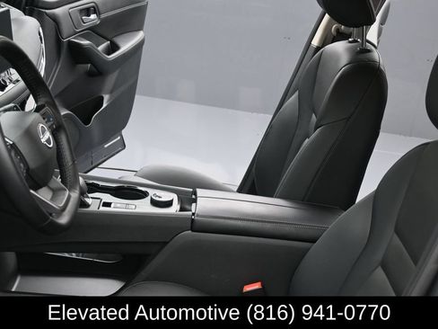 Used 2025 Nissan Rogue SL AWD/4WD image 17