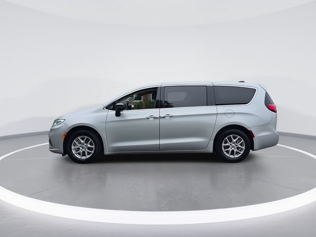 Used 2024 Chrysler Pacifica Touring-L FWD image 5