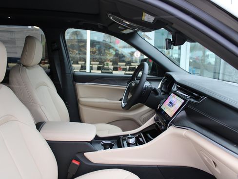 New 2025 Jeep Grand Cherokee Limited image 22