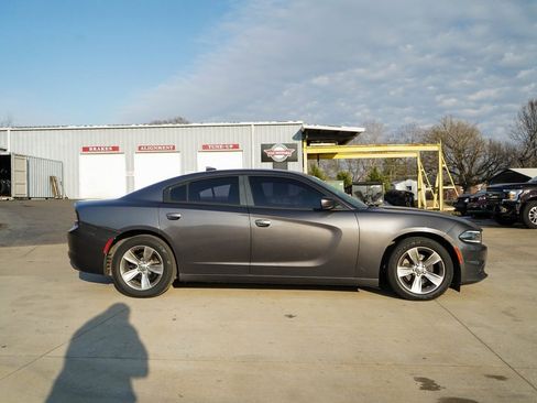 Used 2016 Dodge Charger SXT image 3