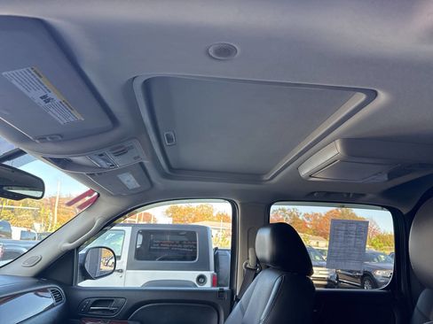 Used 2011 Chevrolet Avalanche LTZ image 17