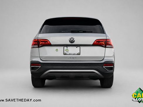 Used 2022 Volkswagen Taos SE w/ Panoramic Sunroof Package FWD image 7