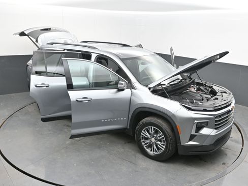 Used 2025 Chevrolet Traverse LT image 36