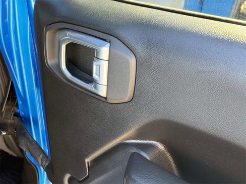 Used 2022 Jeep Gladiator Sport image 18