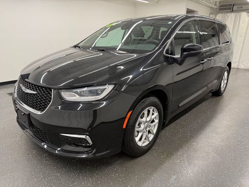 Used 2023 Chrysler Pacifica Touring-L FWD image 4