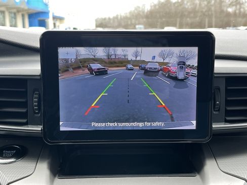 Used 2022 Ford Explorer XLT w/ Equipment Group 202A image 4