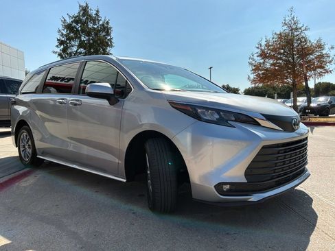 Used 2025 Toyota Sienna XLE FWD image 4