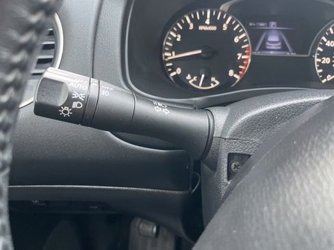 Used 2018 Nissan Pathfinder SV image 16