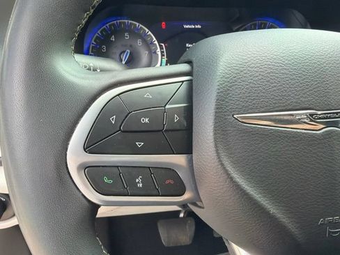 Used 2024 Chrysler Pacifica Touring-L FWD image 25