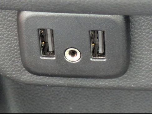 Used 2023 Chevrolet Traverse LT image 27