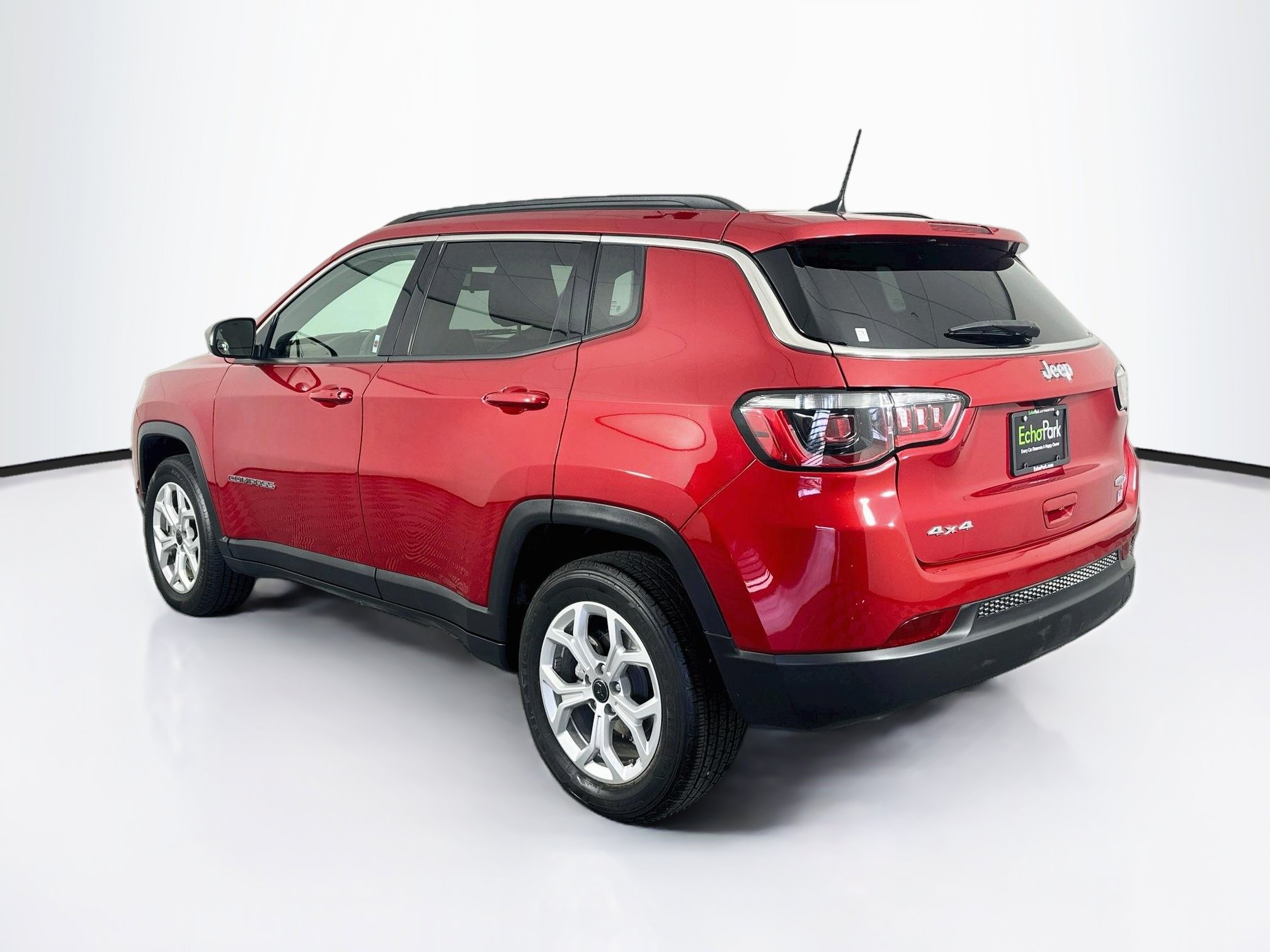 Used 2025 Jeep Compass Latitude AWD/4WD image 5