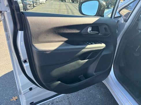 New 2026 Chrysler Pacifica Select image 12