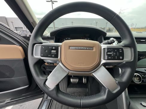 Used 2025 Land Rover Discovery Metropolitan Edition image 20