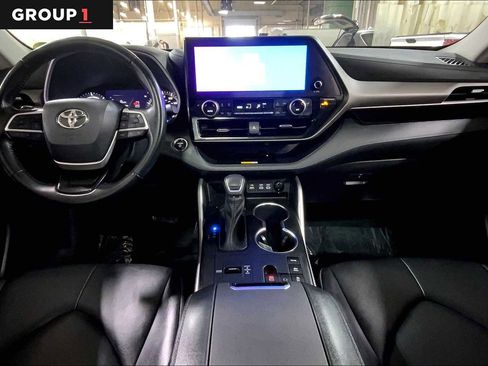 Used 2023 Toyota Highlander XLE image 16