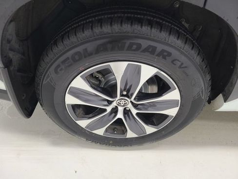 Used 2023 Toyota Highlander XLE AWD/4WD image 42