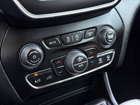 Used 2023 Jeep Cherokee Altitude Lux image 24