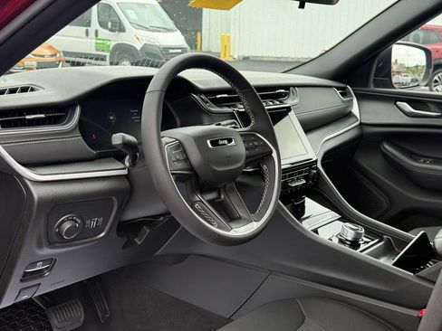 Used 2025 Jeep Grand Cherokee L Laredo w/ Luxury Tech Group I AWD/4WD image 27