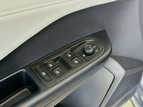 New 2026 Volkswagen Taos SE FWD image 19