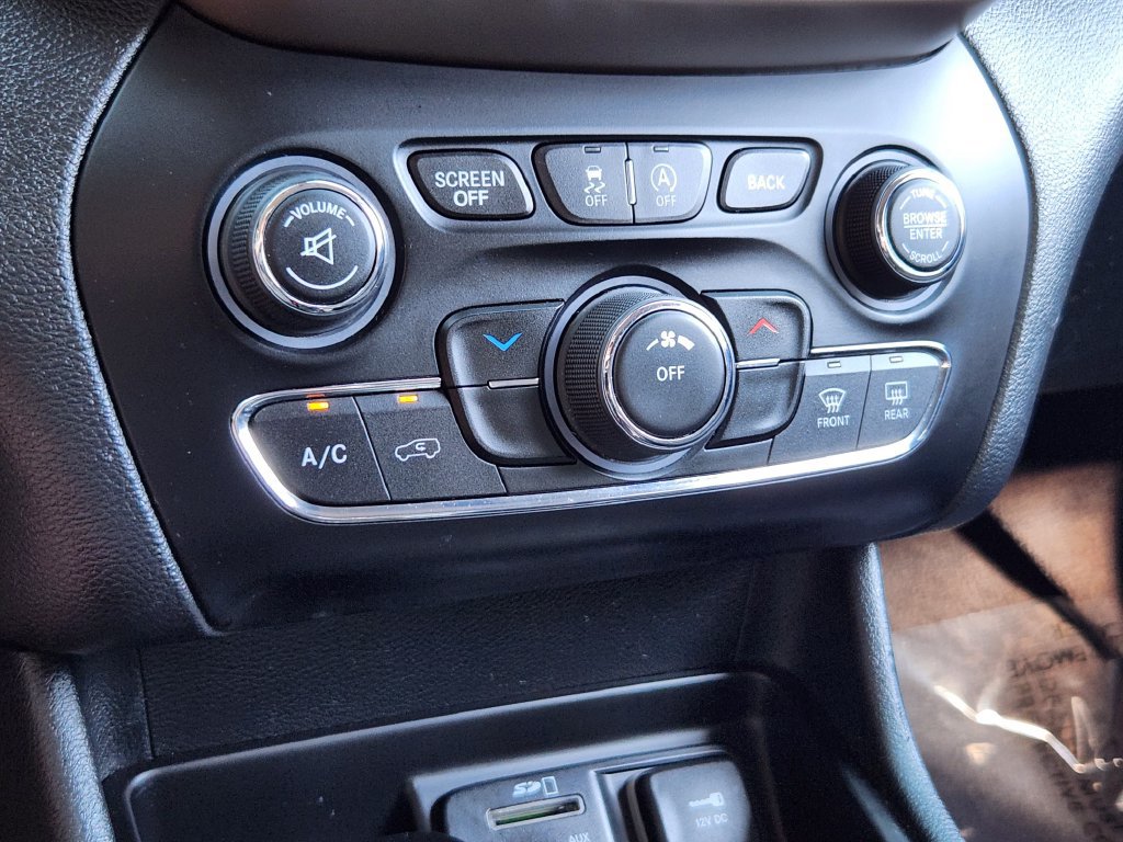 Used 2016 Jeep Cherokee Latitude w/ Cold Weather Group AWD/4WD image 12