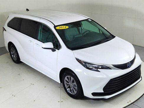 Used 2024 Toyota Sienna LE image 13
