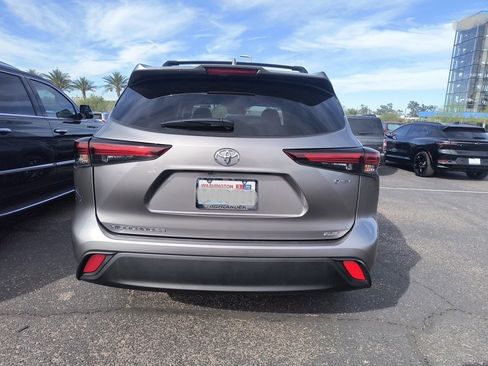 Used 2025 Toyota Highlander XLE image 4