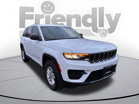 Used 2024 Jeep Grand Cherokee Laredo image 3