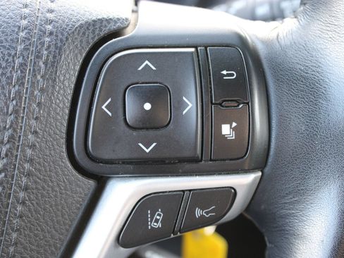 Used 2018 Toyota Highlander Plus w/ Carpet Mat Package (TMS) AWD/4WD image 26